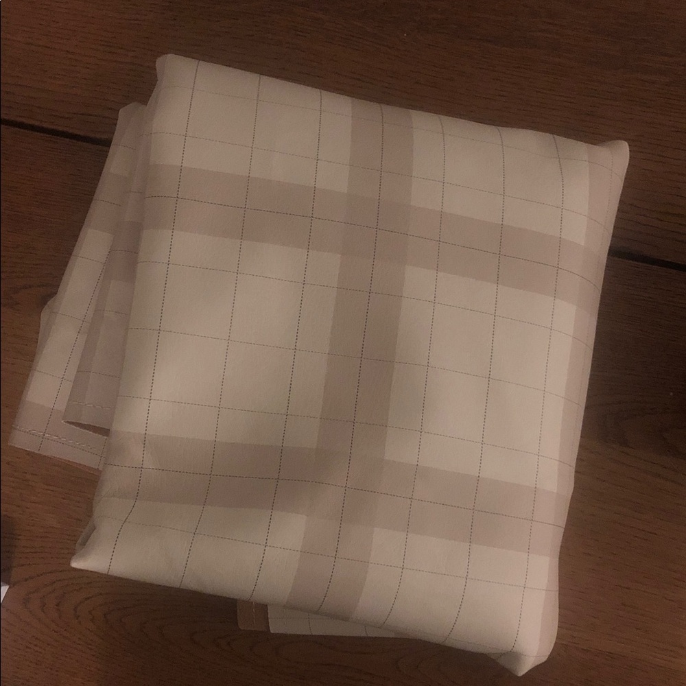 GATHRE Mat 79 in x 76 in Beige Plaid Play / Picnic Blanket / Beach / Tablecloth